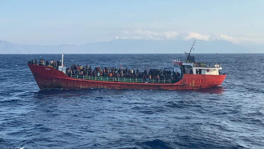 Τεράστια επιχείρηση διάσωσης τουλάχιστον 400 αλλοδαπών ανατολικά της Κρήτης