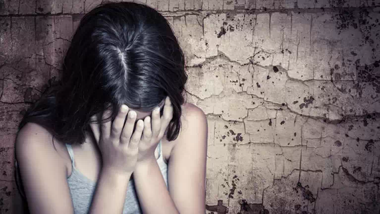 Λάρισα: Σε κάθειρξη 16 ετών καταδικάστηκε πατέρας που βίαζε για χρόνια την ανήλικη κόρη του