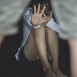 Πάτρα: Εφιάλτης για 12χρονη που κατήγγειλε τον βιασμό της από 16χρονο σε  σχολείο