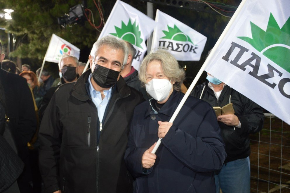 Η Αθηνά Λινού με σημαία του ΠΑΣΟΚ στη συγκέντρωση του Γιώργου Παπανδρέου!