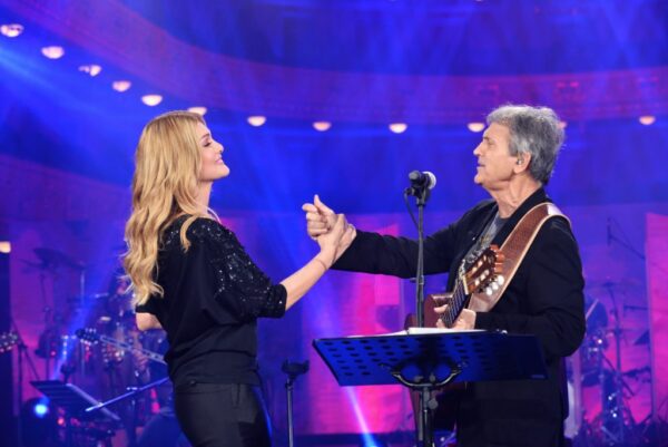 «Σπίτι με το MEGA» με τον Γιώργο Νταλάρα