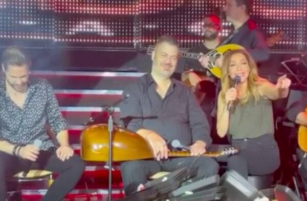 Η συγκινητική αφιέρωση της Δέσποινας Βανδή στον Βασίλη Μπισμπίκη από την πίστα! [βίντεο]