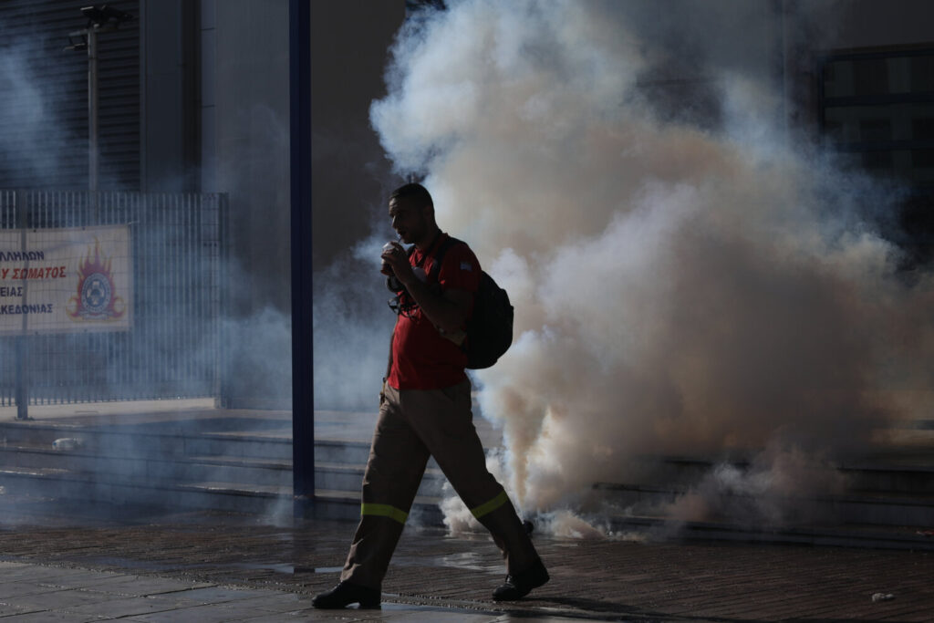 Επεισόδια στην Κηφισίας – Αιμόφυρτος πυροσβέστης από κρότου – λάμψης [σκληρές εικόνες]