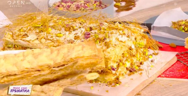 Συνταγή για μιλφέιγ χωρίς σαντιγί με καραμελωμένους ξηρούς καρπούς [βίντεο]