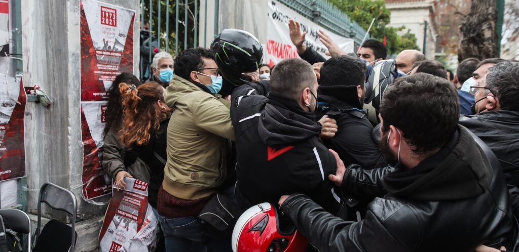 Ένταση στο Πολυτεχνείο – Ξύλο σε στελέχη του ΣΥΡΙΖΑ – Εμπόδισαν και βουλευτές της ΝΔ να καταθέσουν στεφάνι