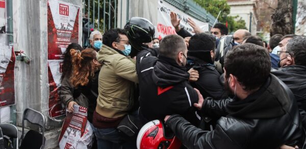 Ένταση στο Πολυτεχνείο – Ξύλο σε στελέχη του ΣΥΡΙΖΑ – Εμπόδισαν και βουλευτές της ΝΔ να καταθέσουν στεφάνι