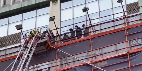 Χονγκ Κονγκ: Μεγάλη φωτιά στο Παγκόσμιο Κέντρο Εμπορίου – 300 εγκλωβισμένοι [βίντεο]