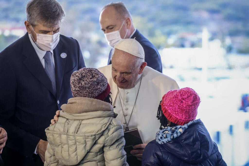 «Να σταματήσει το ναυάγιο του πολιτισμού» το μήνυμα του Πάπα Φραγκίσκου από τη Λέσβο [βίντεο]