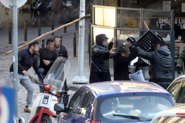 Θεσσαλονίκη – Άγρια συμπλοκή Ρομά έξω από τα δικαστήρια [βίντεο]