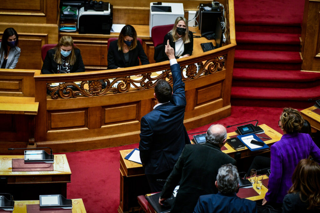 Χαμός στη Βουλή με την απάντηση Γεραπετρίτη στον Τσίπρα – Aποχώρησε ο ΣΥΡΙΖΑ [βίντεο]