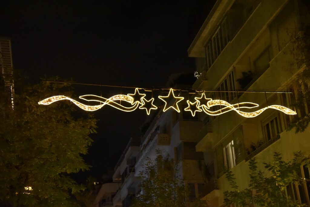 Το Λαϊκό Λαχείο έφερε τη λάμψη των Χριστουγέννων στην Π. Ιωακείμ – Δείτε τον εορταστικό φωτισμό στην κεντρική οδό του Κολωνακίου