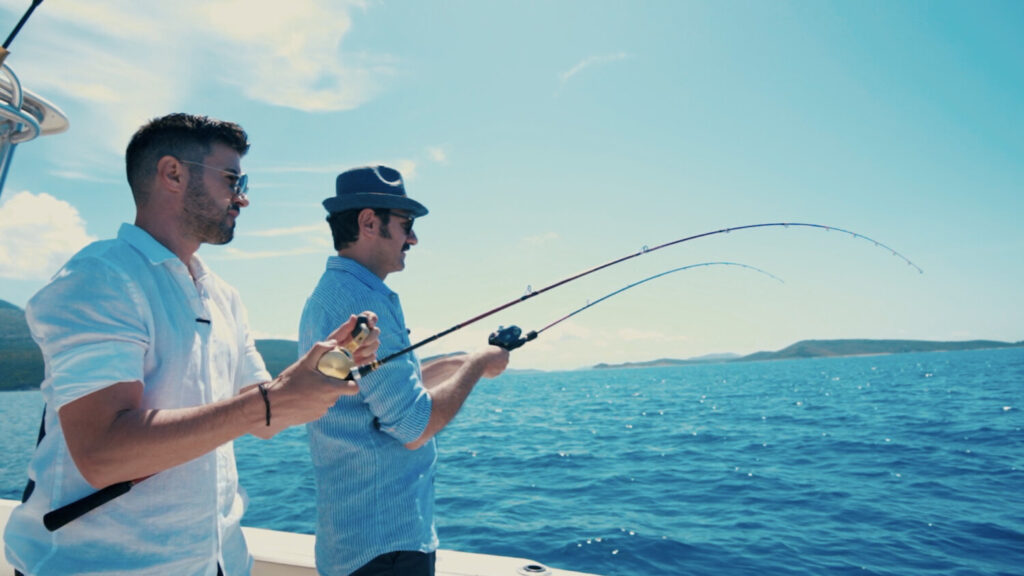 FISHY: Ο Γιάννης Τσιμιτσέλης υποδέχεται στο σκάφος τον Μελέτη Ηλία