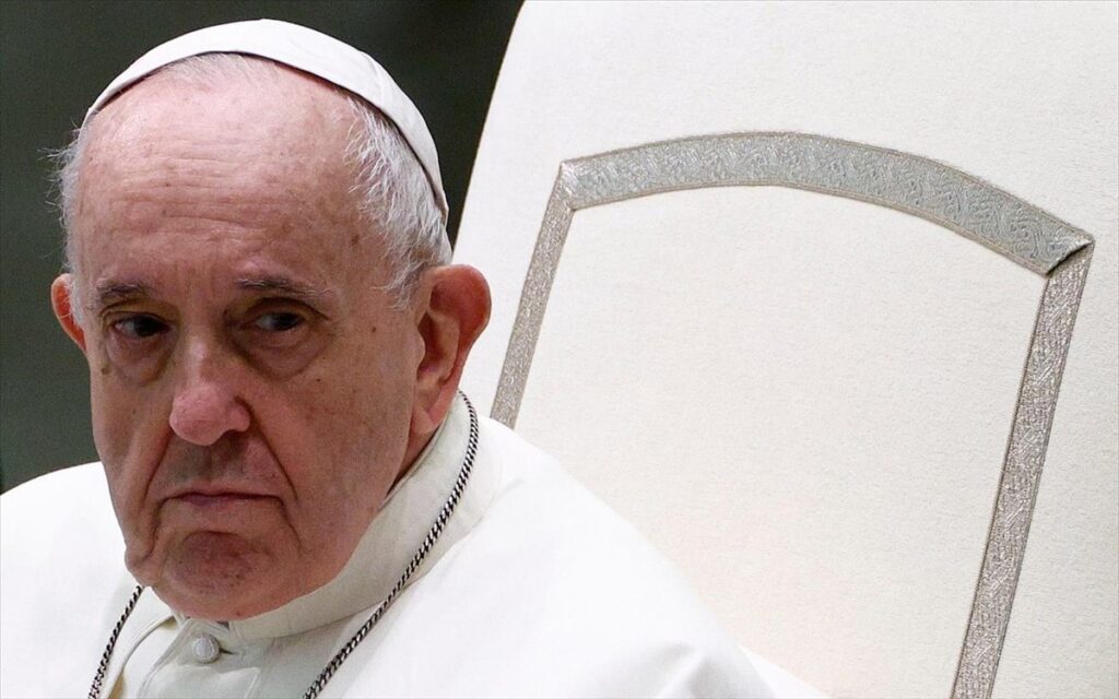 Ο Πάπας Φραγκίσκος σκόνταψε μπαίνοντας στο αεροπλάνο! (εικόνα)
