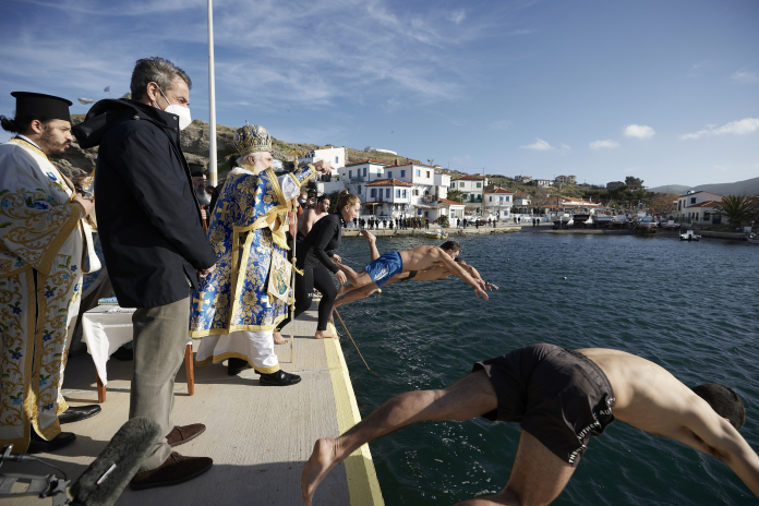 Μητσοτάκης από Άγιο Ευστράτιο: «Καλή φώτιση, πρωτίστως στους συμπολίτες μας οι οποίοι είναι ανεμβολίαστοι»