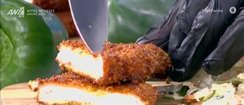 Σνίτσελ κοτόπουλο σε κρούστα παρμεζάνας από τον Πέτρο Συρίγο [βίντεο]