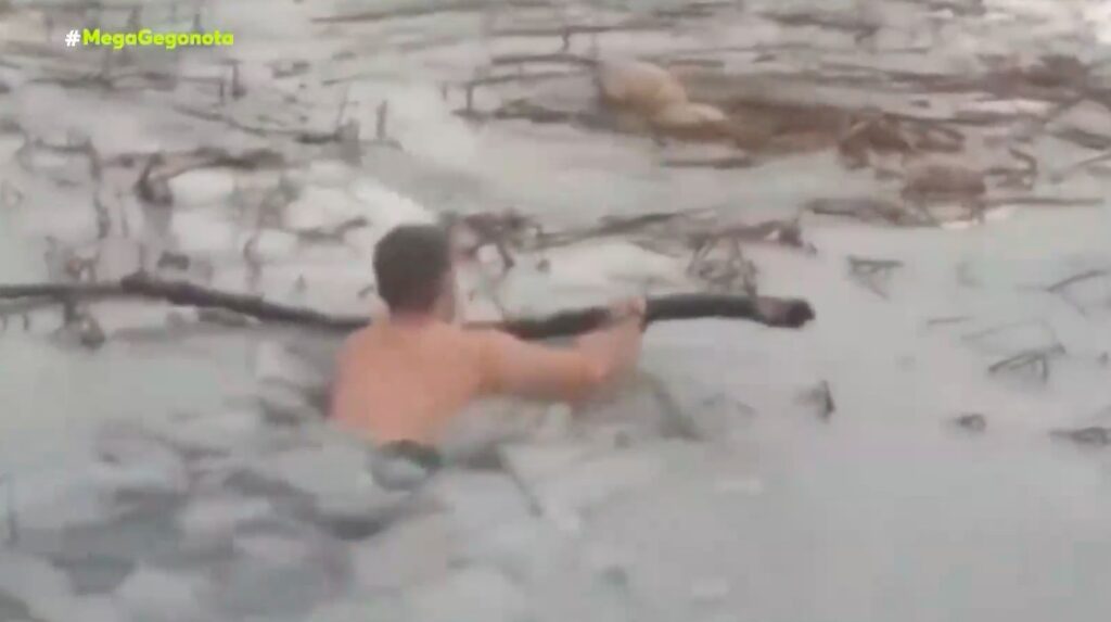 Συγκινητική διάσωση σκύλου που έπεσε σε παγωμένο ποτάμι [Βίντεο]