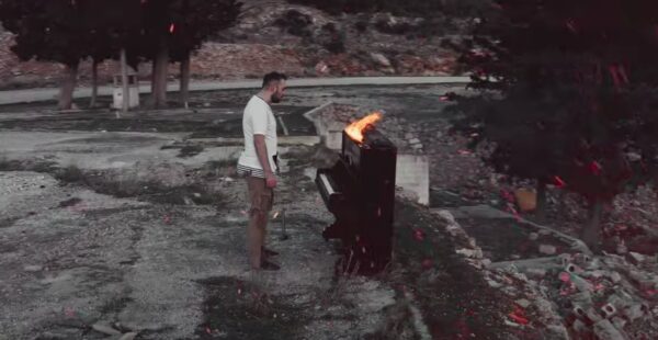 «Τώρα δεν ζω»: Νέο τραγούδι με εντυπωσιακό βίντεο κλιπ για τον Σπύρο Μακρή