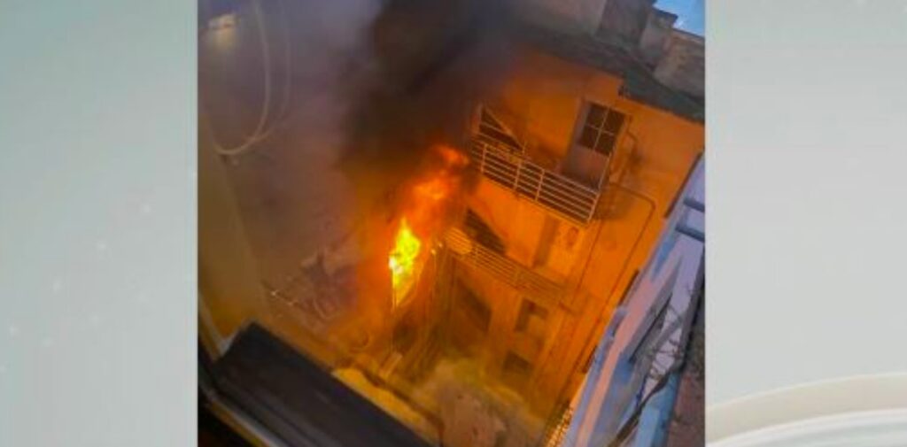 Κολωνάκι: Νεκρή ηλικιωμένη από φωτιά σε διαμέρισμα – Είχε βγει στο μπαλκόνι και ζητούσε βοήθεια [βίντεο]