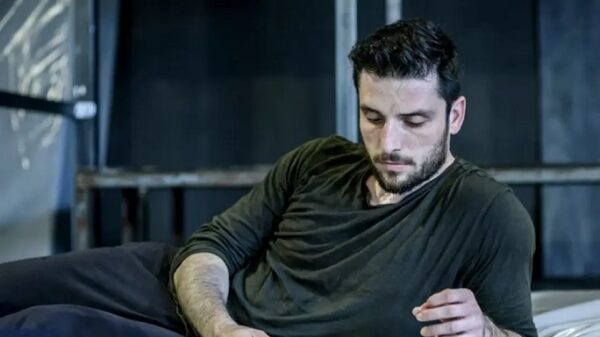 Φωτογραφία – ντοκουμέντο | Σπύρος Χατζηαγγελάκης: Η στιγμή που η αστυνομία βρέθηκε στο θέατρο