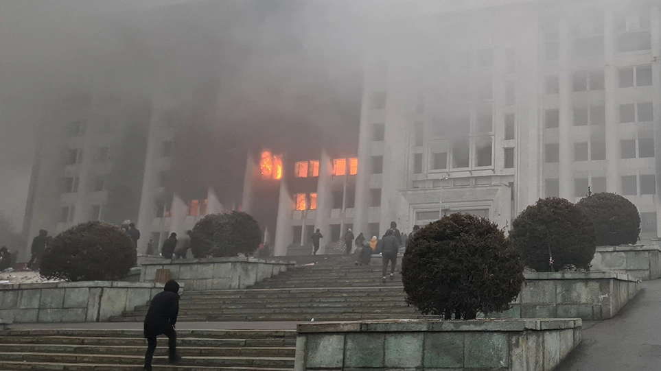 Χάος στο Καζακστάν: Στους δρόμους ο στρατός, ακούστηκαν πυροβολισμοί