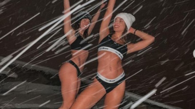 Μαριαλένα – Καρολίνα: Γυμναστική στα χιόνια με τα εσώρουχα!