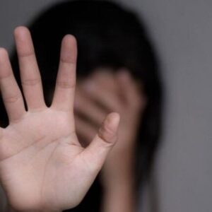 «Έβγαλε τη ζώνη και το όπλο, εγώ είχα παγώσει, έλεγα πότε θα τελειώσει», κατέθεσε 19χρονη στη δίκη δύο αστυνομικών που κατηγορούνται για το βιασμό της