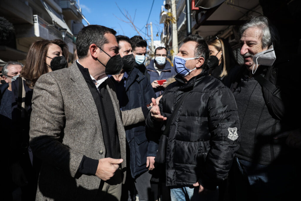 Στη Νίκαια ο Τσίπρας: «Η κυβέρνηση να σταματήσει να παριστάνει τον τροχονόμο των καρτέλ»