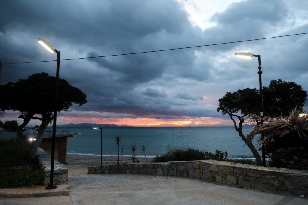 Καιρός Πάσχα: Με ψύχρα και βροχές την Ανάσταση, βελτίωση από τη Δευτέρα – Σε 3 φάσεις η εξέλιξη της θερμοκρασίας