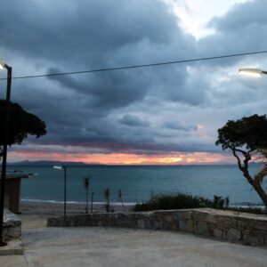 Καιρός Πάσχα: Με ψύχρα και βροχές την Ανάσταση, βελτίωση από τη Δευτέρα – Σε 3 φάσεις η εξέλιξη της θερμοκρασίας