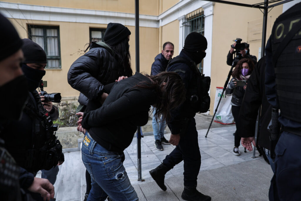 Στον εισαγγελέα με σκυμμένο κεφάλι η μητέρα του 7χρονου