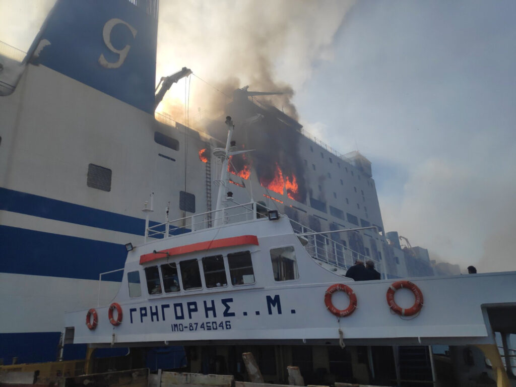 Φωτιά σε πλοίο  στην Ηγουμενίτσα: Διασώστες της ΕΚΑΜ επιχειρούν για τη διάσωση εγκλωβισμένων