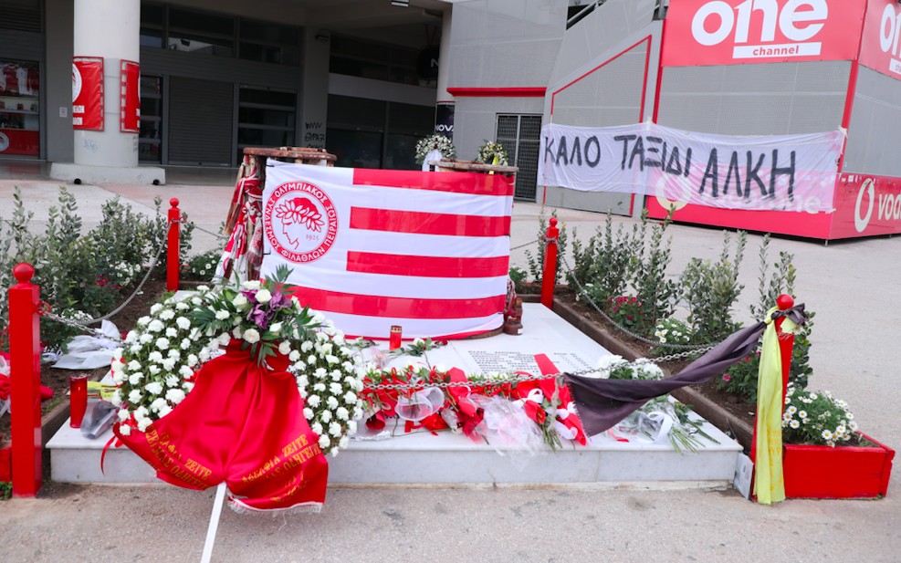 Θύρα 7: Η οικογένεια του Ολυμπιακού πενθεί για τα 21 αδικοχαμένα θύματα