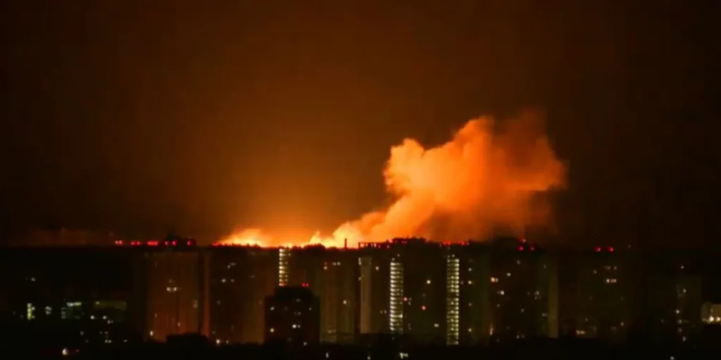 Σφυροκοπείται το Κίεβο από τα ρωσικά πυρά – Εκρήξεις και αεροπορικές επιδρομές (video)