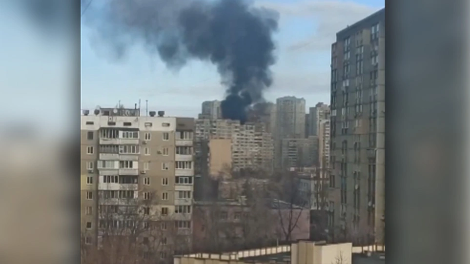 Εισβολή στη Ουκρανία: Υπό πολιορκία το Κίεβο – Πολυκατοικία χτυπήθηκε ξανά από πύραυλο