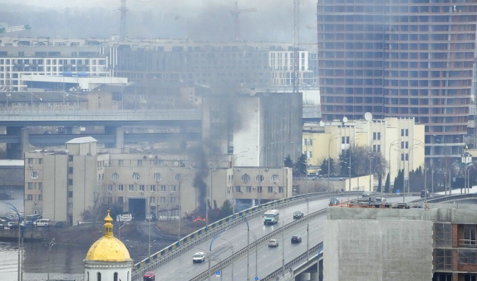 Υπό πολιορκία το Κίεβο από τα ρωσικά στρατεύματα – Επίθεση με τεθωρακισμένα και αεροπορικές επιδρομές φοβάται  η Ουκρανία