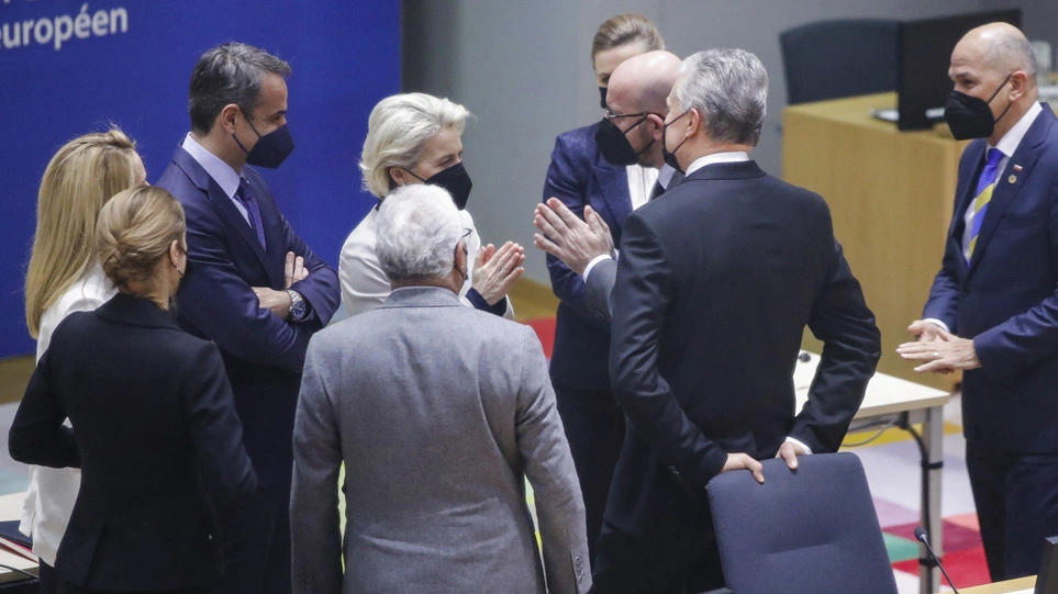 Σύνοδος Κορυφής: Οι 27 αποφάσισαν κυρώσεις με «τεράστιες συνέπειες» για την Ρωσία