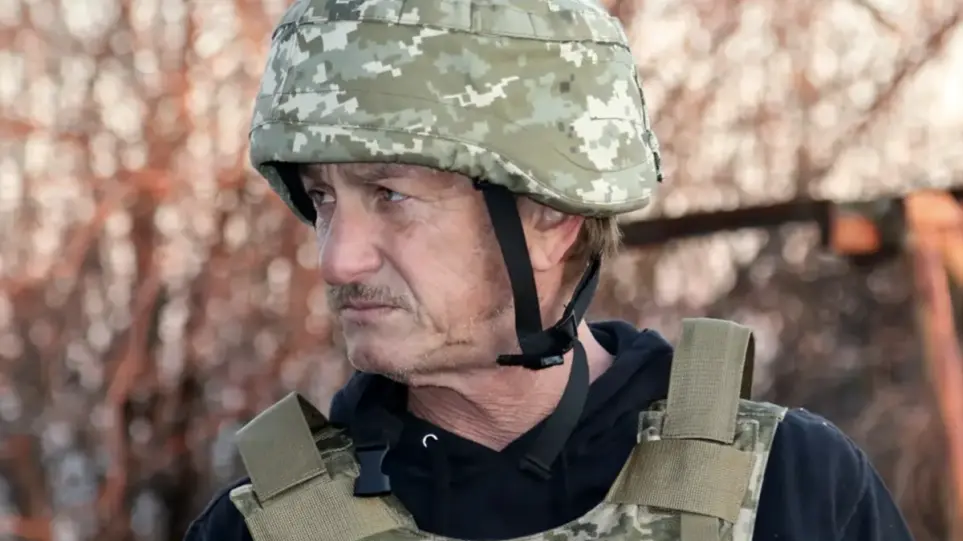 Στην Ουκρανία ντυμένος με στρατιωτικά ο Σον Πεν σε ένδειξη συμπαράστασης (εικόνες&βιντεο)