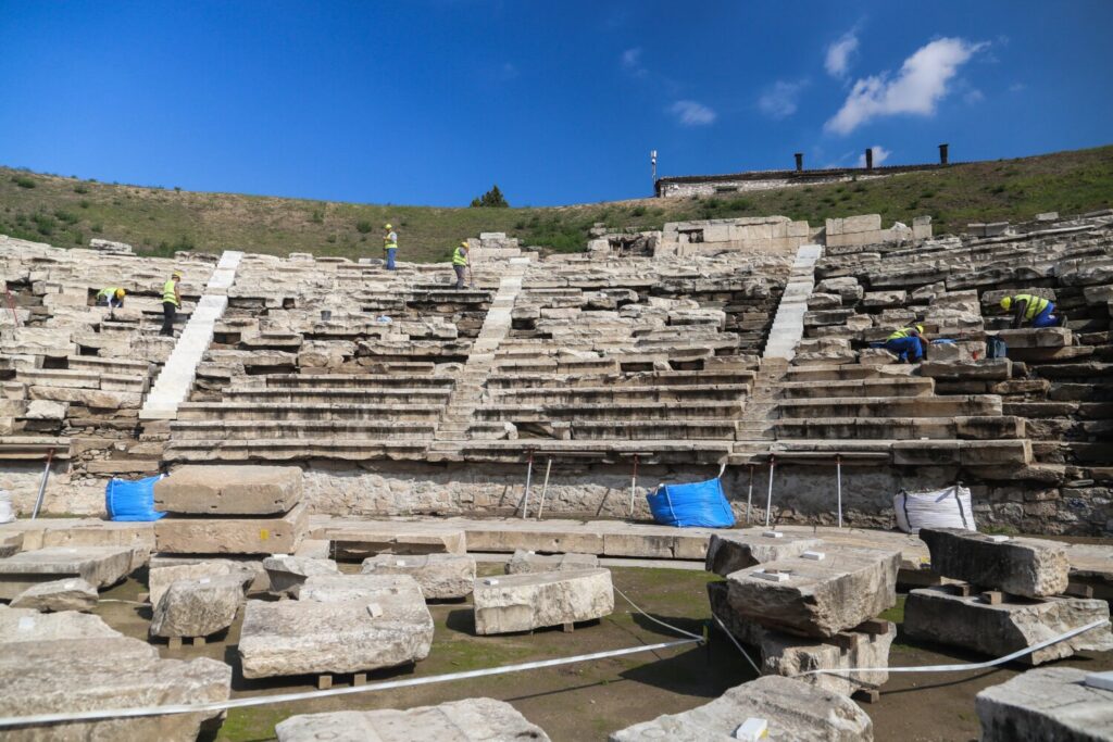 Περιφέρεια Θεσσαλίας: Νέα χρηματοδότηση ύψους 3,4 εκ. ευρώ για την αποκατάσταση του σκηνικού στο Αρχαίο Θέατρο Λάρισας