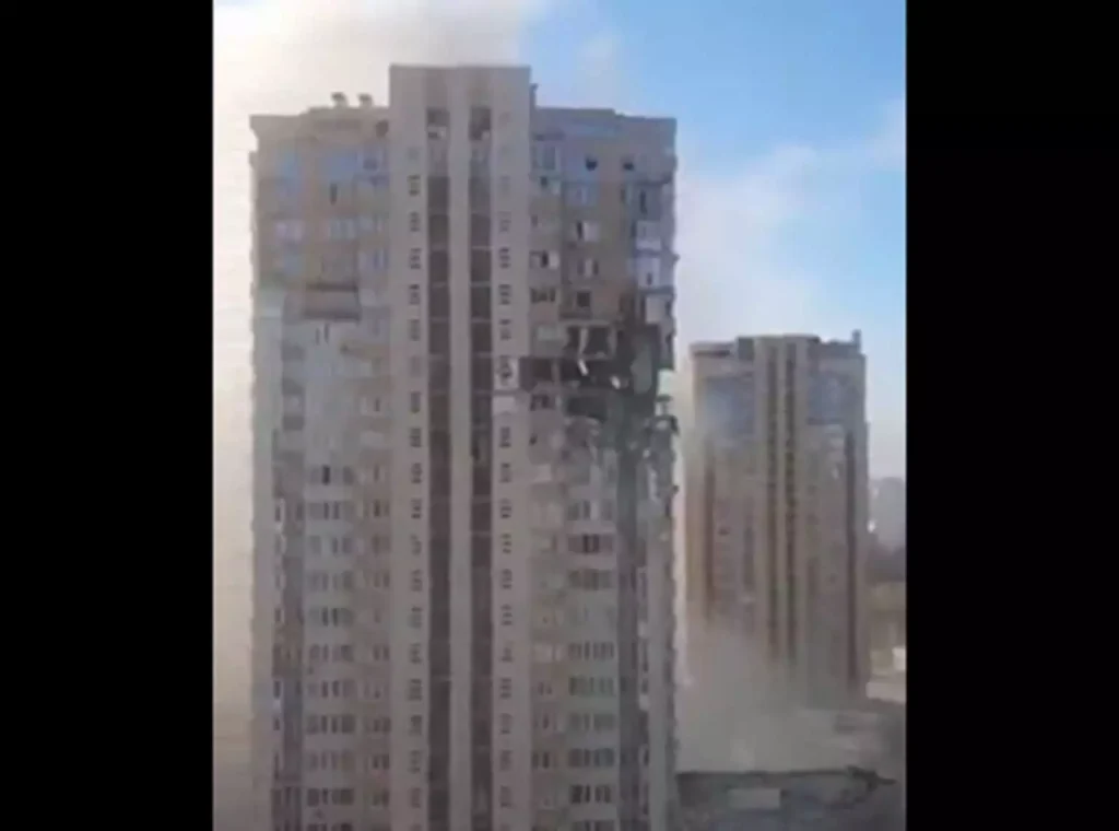 Σφοδρές μάχες στο Κίεβο – Οι Ρώσοι χτύπησαν πολυκατοικία με πύραυλο (video)