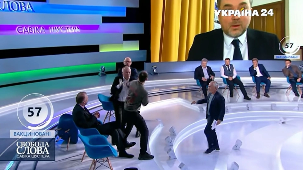 Ουκρανία: Άγριο ξύλο σε ζωντανή μετάδοση στην τηλεόραση μεταξύ δημοσιογράφου και φιλορώσου πολιτικού (video)