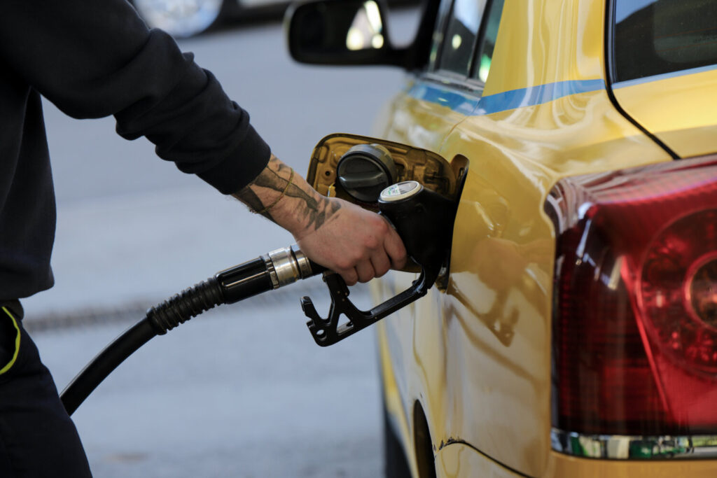 Εκτός ελέγχου οι αυξήσεις των τιμών για ρεύμα, αέριο και  πετρέλαιο – Πάει για 2,5 ευρώ η βενζίνη
