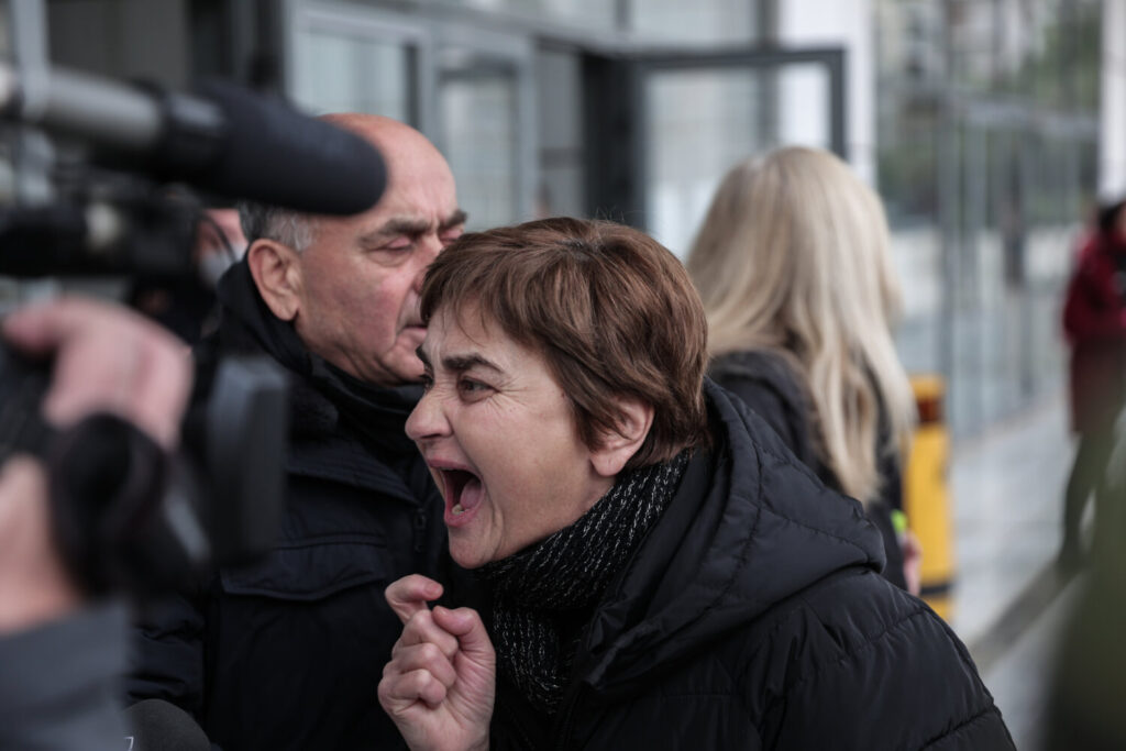 Ελένη Τοπαλούδη: Ξέσπασε η μητέρα της μετά τη διακοπή της δίκης – «Ντροπή, ντροπή»