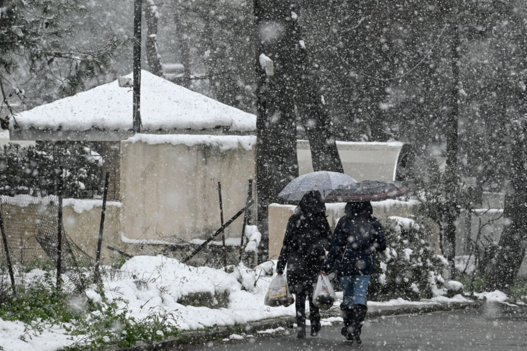 Κακοκαιρία «Μπάρμπαρα»: Τριήμερος ο χιονιάς στην Αττική – Σε επιφυλακή ο κρατικός μηχανισμός –Τι θα γίνει με τα σχολεία (video)