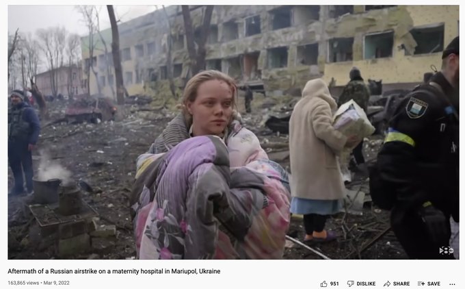 H έγκυος γεμάτη αίματα από το βομβαρδισμένο κτίριο της Μαριούπολης δεν είναι …αληθινή λένε οι Ρώσοι