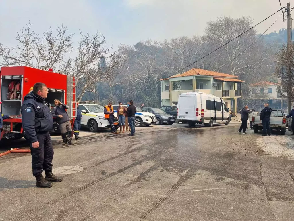 Μεγάλη φωτιά στη Σάμο – Απειλούνται σπίτια – Εκκενώνεται το χωριό Βουρλιώτες