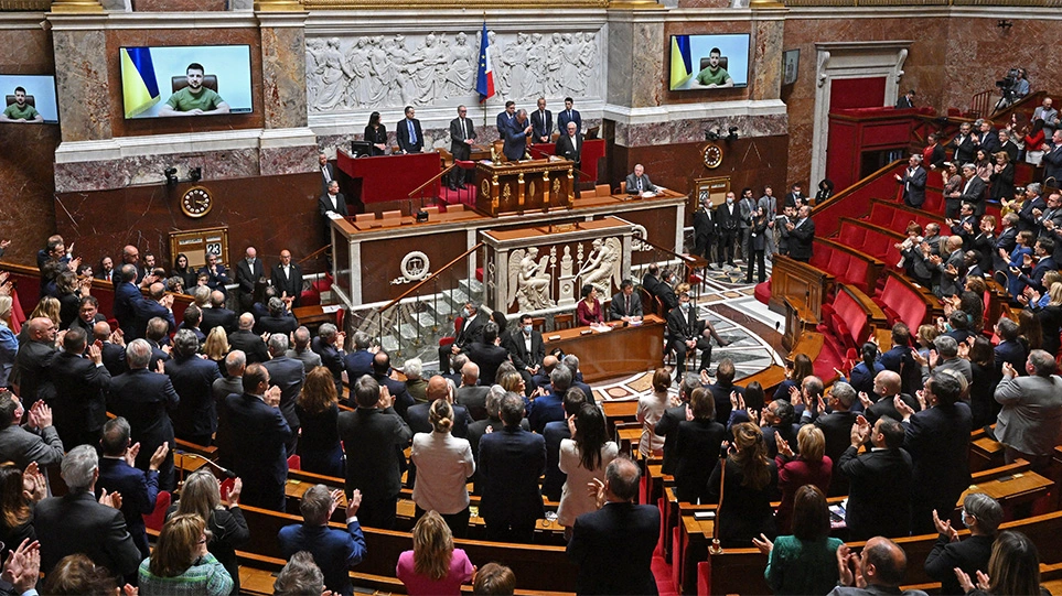 Ζελένσκι στη Γαλλική Εθνοσυνέλευση: Oι Ρώσοι καίνε τα πάντα – Δεν κάνουν διάκριση μεταξύ στρατιωτών και αμάχων ( εικόνες&video)