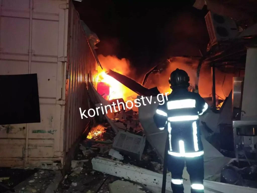 Κόρινθος: Μεγάλη φωτιά και ένας νεκρός μετά από την έκρηξη σε χώρο εκδηλώσεων