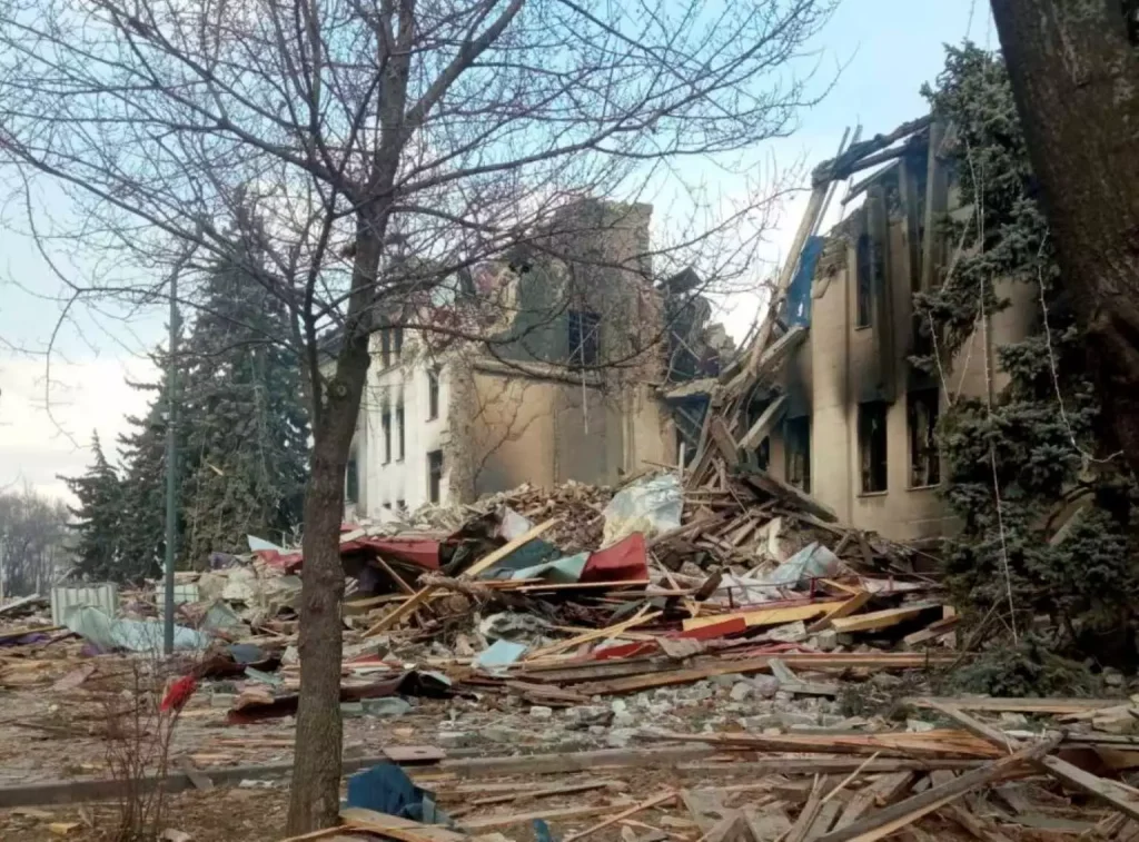Συνεχίζονται οι βομβαρδισμοί στην Ουκρανία: «Ζούμε ίσως τις τελευταίες ημέρες μας»