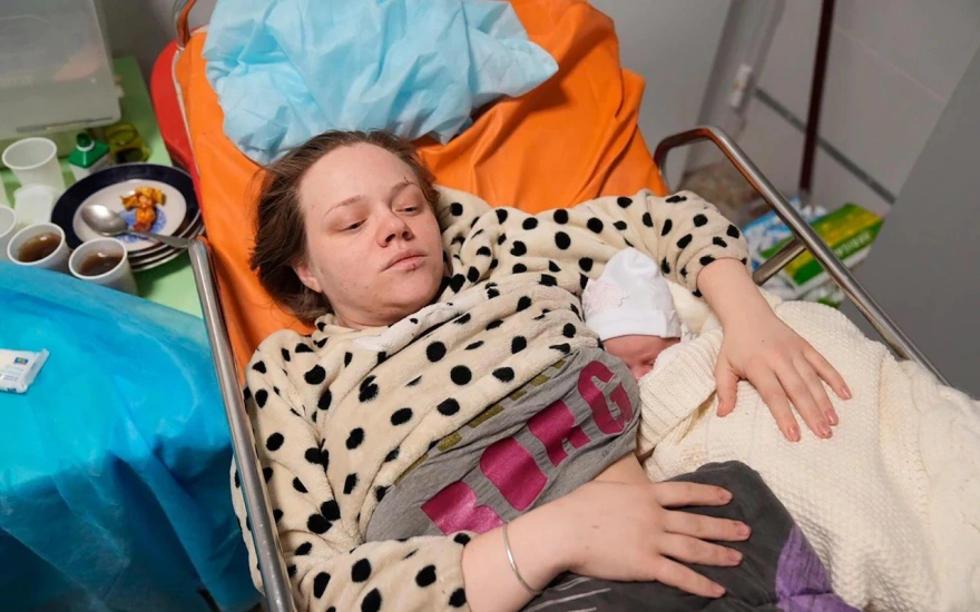Ένα υγιέστατο κοριτσάκι γέννησε η Ουκρανή έγκυος με τα αίματα που οι Ρώσοι είπαν ότι ήταν …ηθοποιός