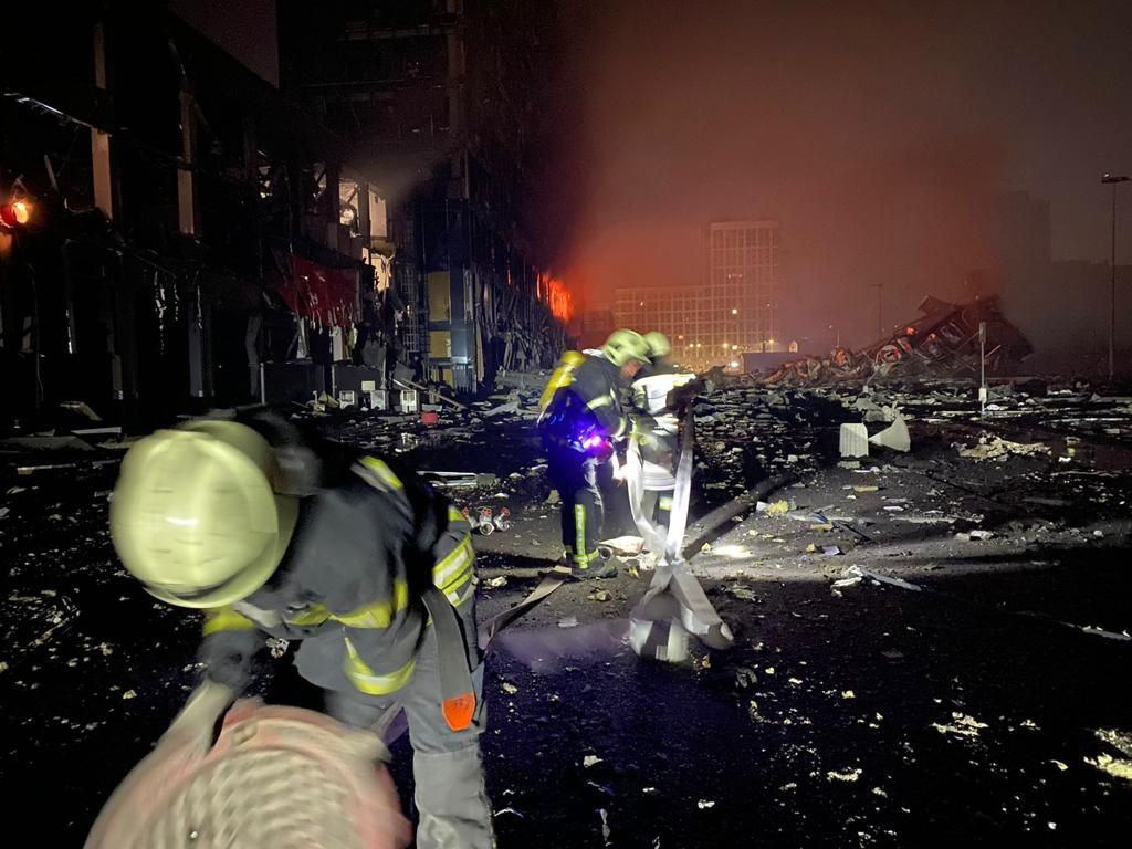 Κίεβο: Χτυπήθηκαν σπίτια και εμπορικό κέντρο, νεκροί και εγκλωβισμένοι (video)